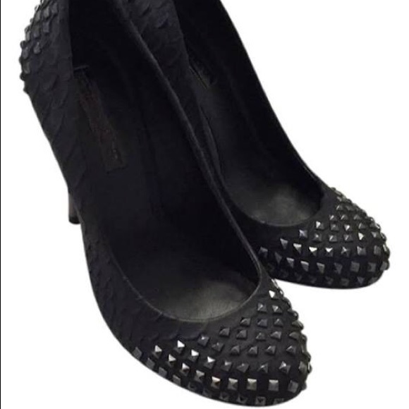 BCBGMaxAzria Shoes - LIKE NEW BCBGMazAzria Pumps. Size 9.5!